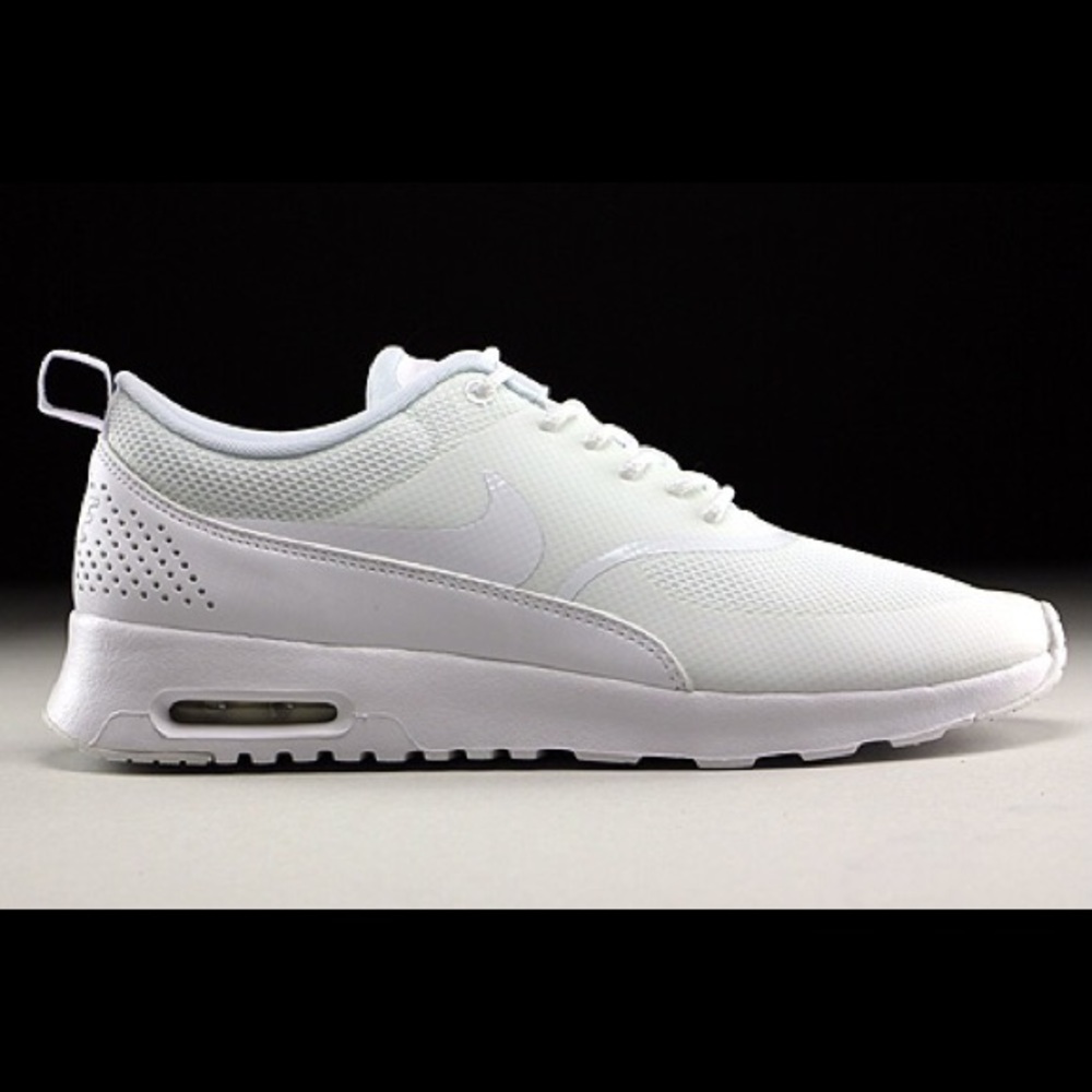 Nike Women’s Air Max Thea white/cream sz 8 1/2 EUC